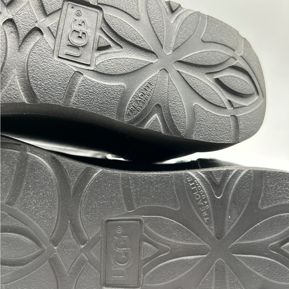 Uggs leather side zip sherpa lined SZ 9  . - Picture 8 of 16